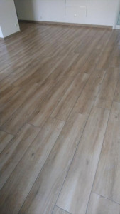 Photo de galerie - Pose carrelage imitation parquet