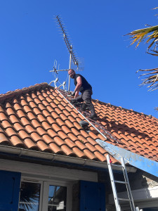 Photo de galerie - Demoussage de toiture aux Moutiers en Retz et application d'anti mousse 