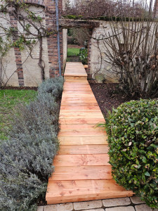 Photo de galerie - Petite allée en bois après
