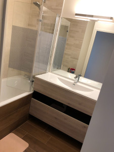 Photo de galerie - Rénovation salle de bain complète :
Pose baignoire, plomberie, carrelage, meuble vasque et raccordements.
Travail sérieux et soigné

