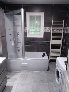 Photo de galerie - Réalisation d`une salle de bains avec plomberie et carrelage