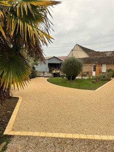 Photo de galerie - Création d’une allée carrossable en gravier stabilisé beige, avec bordure en pavé
