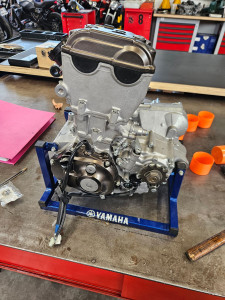 Photo de galerie - Démontage culasse avec la distribution pour prendre les mesures du cylindre et du piston