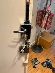 Photo de galerie - Ouverture d’une porte équipée d’une serrure fichet 3 points avec tringle haute et basse