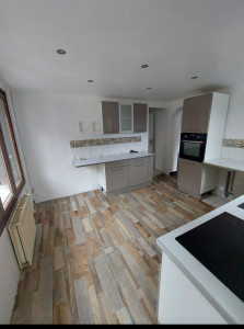 Photo de galerie - Creation entière de la cuisine 
Pose des plaques de placo murs et plafond, mise au normes électriques, montage et pose des meubles, électroménager, pose de la faïence,  peinture,  réaction de la buanderie avec pose de porte.