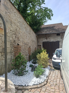 Photo de galerie - Réduction de souche plus pose des cailloux blanc 