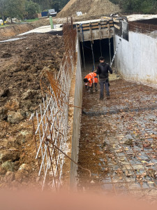 Photo de galerie - Nous avons réalisé un garage pour 30 voitures et nous l’avons recouvert de terre.