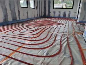 Photo de galerie - Pose de l'isolant et circuit de chauffage au sol, salon, salle a manger, cuisine, salle de bain