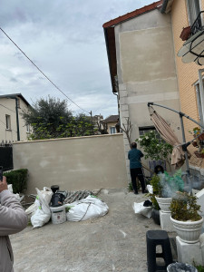 Photo de galerie - Création d’un mur de séparation, fermeture d’un côté du balcon, chapeau plus enduit