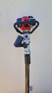 Photo de galerie - Location enfonce pieu thermique essence.
pour piquet  en bois de 55 et 70 mm.
pour cloture propre sans faire de trous au prealable
loué 30 euros la journée 
mélange carburant en supplement 

a louer pour pieux poteaux ....