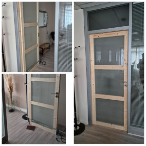 Photo de galerie - Pose d'une porte d'intérieur en Pin.
