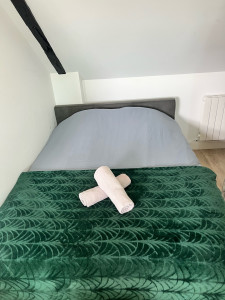 Photo de galerie - Préparation soignée d’une chambre après intervention : lit fait avec soin, linge parfaitement présenté.