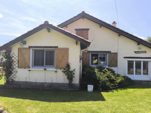 Photo de galerie - Démoussage et application d'un hydrofuge incolore sur toiture + habillage alu thermolaqué des planches de rives réalisé a saillant (63)