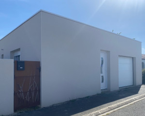 Photo de galerie - Création d'un garage de 75m2 en toit plat. En partenariat avec Chatel Etancheité. Maçonnerie et aménagement intérieur (placards, placo, bande, peinture,..)