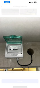 Photo de galerie - Mise en place d’un coffret électrique pour box 