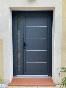 Photo de galerie - Pose d’une porte d’entrée en Alu avec semi-fixe