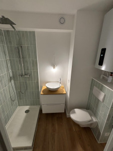 Photo de galerie - Rénovation complète d'une salle de bain d'un studio (wc suspendu, installation chauffe eau, sol, douche et lavabo)