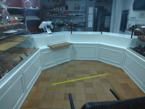 Photo de galerie - Comptoir de boulangerie après pose de baguette et mise en peinture