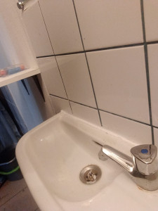 Photo de galerie - Pose d'un lave main et sa robinetterie.