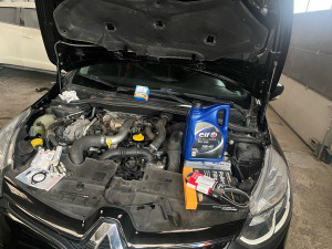 Photo de galerie - Révision complète + bougies et courroies d’accessoires sur cette Clio 4 RS.