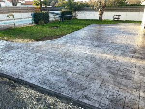 Photo de galerie - Réalisation d’un dallage en béton imprimé 