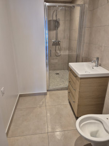 Photo de galerie - Salle de bain refaite carrelage - plâtrerie - peinture - toilette - évier - douche 