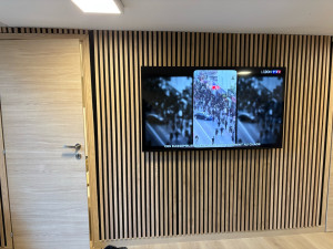 Photo de galerie - Habillage mur avec panneau bois