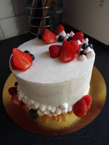 Photo de galerie - Layer cake au fruits rouge et ganache montée