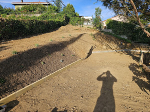 Photo de galerie - Terrassement et mise en talus d'un terrain en pente pour la création d'un terrain de pétanque 