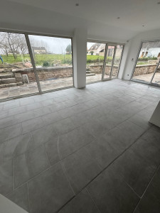 Photo de galerie - Salon complet en carrelage 45x45 pose en tiers, sur ragreage 