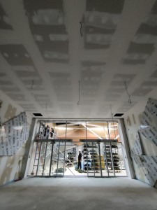 Photo de galerie - Plafond et bande placo dans le nouveau sas du Carrefour Beaulieu 