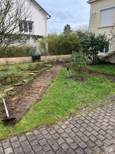Photo de galerie - Décaissement pose de bordure, pose de pain japonais entouré de gravier