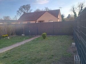 Photo de galerie - Après dépose de l'ancienne clôture, pose d'une nouvelle clôture en grillage rigide avec occultant en lamelles de pvc. 

début du chantier le 02/03/2026 
fin du chantier le 04/03/2026
