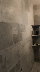 Photo de galerie - Salle de bain em travertin 