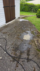 Photo de galerie - Test de surface avant nettoyage sur une terrasse non nettoyé depuis 23 ans