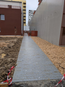 Photo de galerie - Pose de pavé granite pour une allée piétonne 