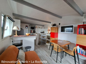 Photo de galerie - Séjour entièrement repeint en blanc du sol au plafond : lambris plafond, murs et toile de verre. Un coup de neuf qui apporte luminosité et fraîcheur à toute la pièce !