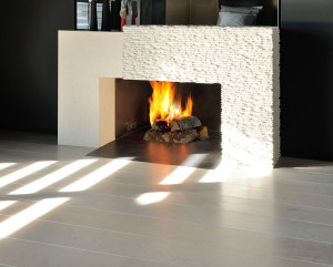 Photo de galerie - Pose parquet en chêne massif collé. avec application d'une teinte blanche et vitrification 3 couches. 
localisation : chalet à l'Alpe d'Huez 