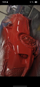 Photo de galerie - Peinture latéral rouge brillant direct 
