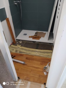 Photo de galerie - Pose de parquet en teck pour salle de bain