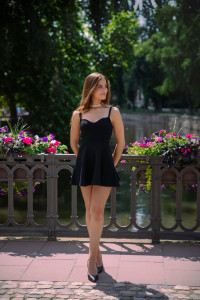 Photo de galerie - Immortalisons votre élégance dans un cadre naturel. Ce shooting en extérieur allie lumière douce, mise en valeur naturelle et ambiance détendue pour des portraits authentiques et professionnels.
