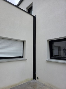 Photo de galerie - Mon client avais un soucis d'écoulement d'eau sur son angle de mur , je suis venu poser une piece en zinc de la couleur qu'il souhaitait   et depuis Le probleme est resolu.