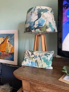 Photo de galerie - Abat jour et coussin assorti au canapé 