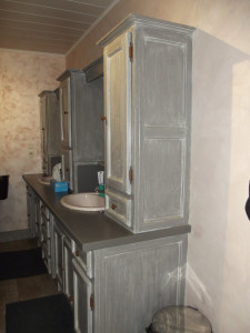 Photo de galerie - Rénovation meuble de salle de bains en gris cerusé