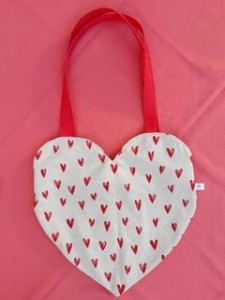 Photo de galerie - Tote-bag en forme de coeur, en lin avec poche intégrée.