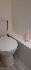 Photo de galerie - Le toilette + une deco le papier toilette en forme de petit bateau 