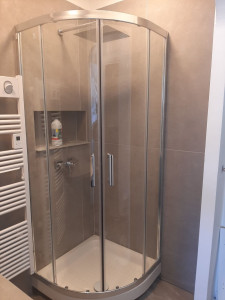 Photo de galerie - Remplacement des anciennes canalisations, installation de la nouvelle plomberie et de tous les équipements, y compris les cabines de douche, les toilettes et les lavabos.