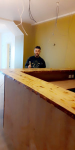 Photo de galerie - Rénovation peinture restaurant a
vec création de comptoir en bois traité.