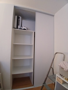 Photo de galerie - Aménagement de placard coulissant, 4 casiers - 1 penderie . Melamine blanc 