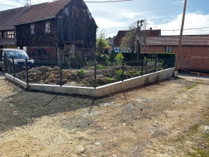Photo de galerie - Muret en agglos coffrant sur fondation et pose de clôtures scellés 